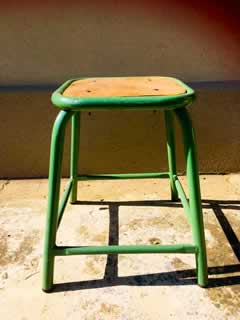 Tabouret industriel métal, assise carrée en bois, repose pied, dans son jus, H/L/P: 60/32/32 cm.